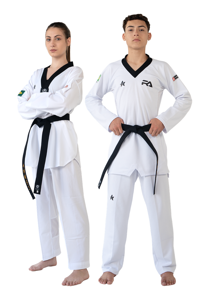 Dois atletas brasileiros faixa preta vestindo dobok Sulsport com bandeira do Brasil &mdash; uma mulher de bra&ccedil;os cruzados e um homem em postura formal