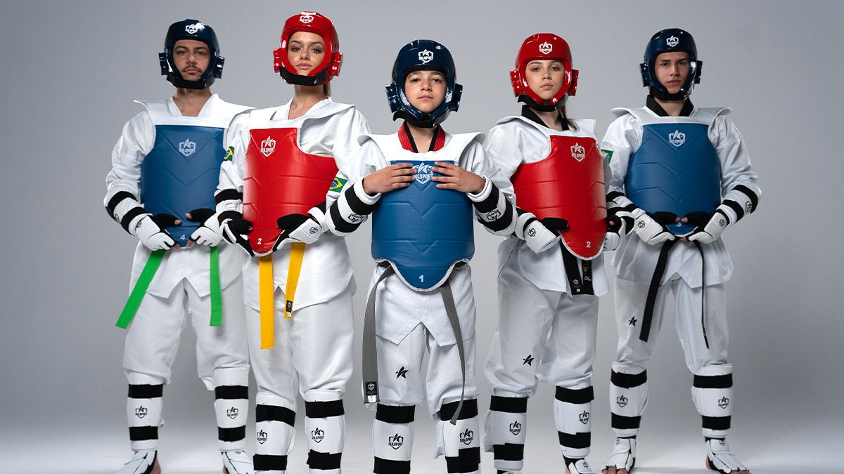 Cinco atletas brasileiros vestindo a linha completa de prote&ccedil;&otilde;es Sulsport: capacete, colete azul ou vermelho, protetores de antebra&ccedil;o e canela