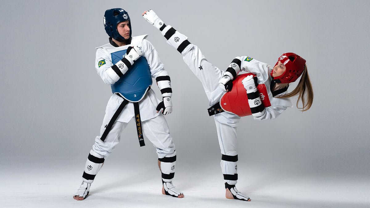 Dois atletas brasileiros faixa preta em combate de Kyorugi com capacete e prote&ccedil;&otilde;es Sulsport completas